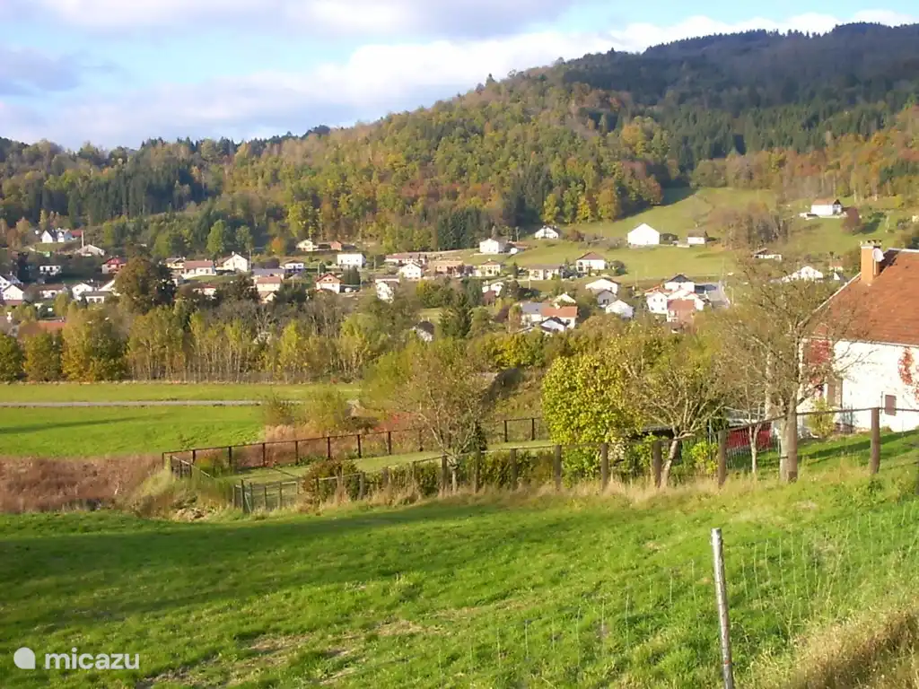 La maison à droite sur la photo. Vue sur les villages de Fresse sur Moselle et Le Thillot. La Moselle coule entre les villages et la maison, nous connaissons cette rivière comme la Moselle.