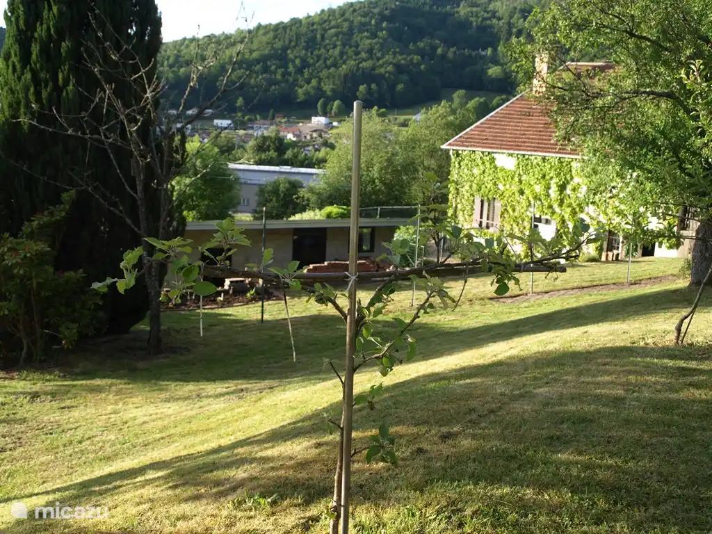La maison vue du point le plus haut du jardin,
au premier plan le verger.