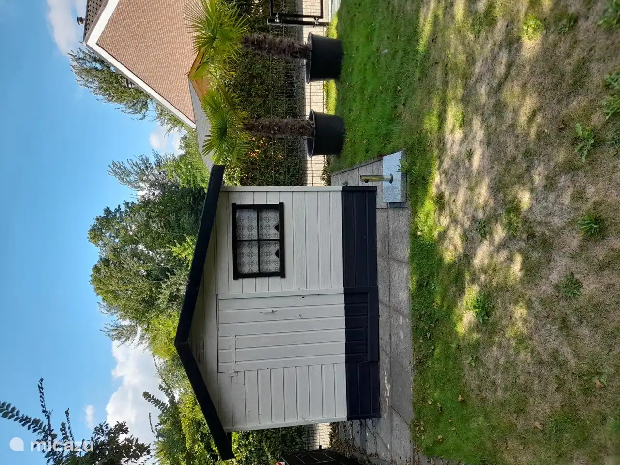 El cobertizo de almacenamiento en el jardín.