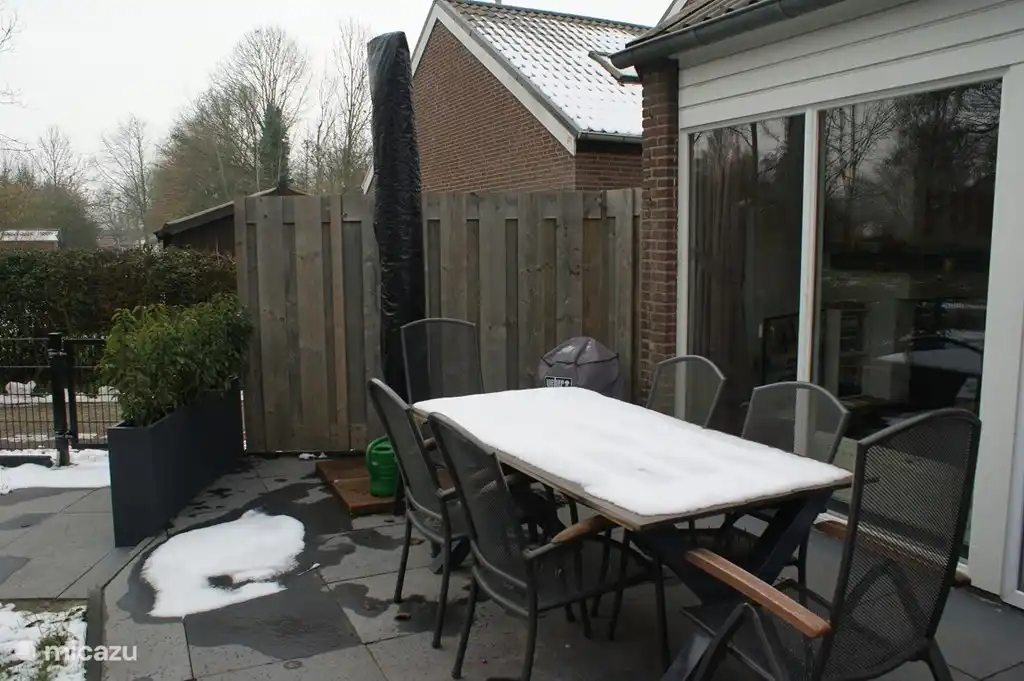 casa trasera con mesa de jardín