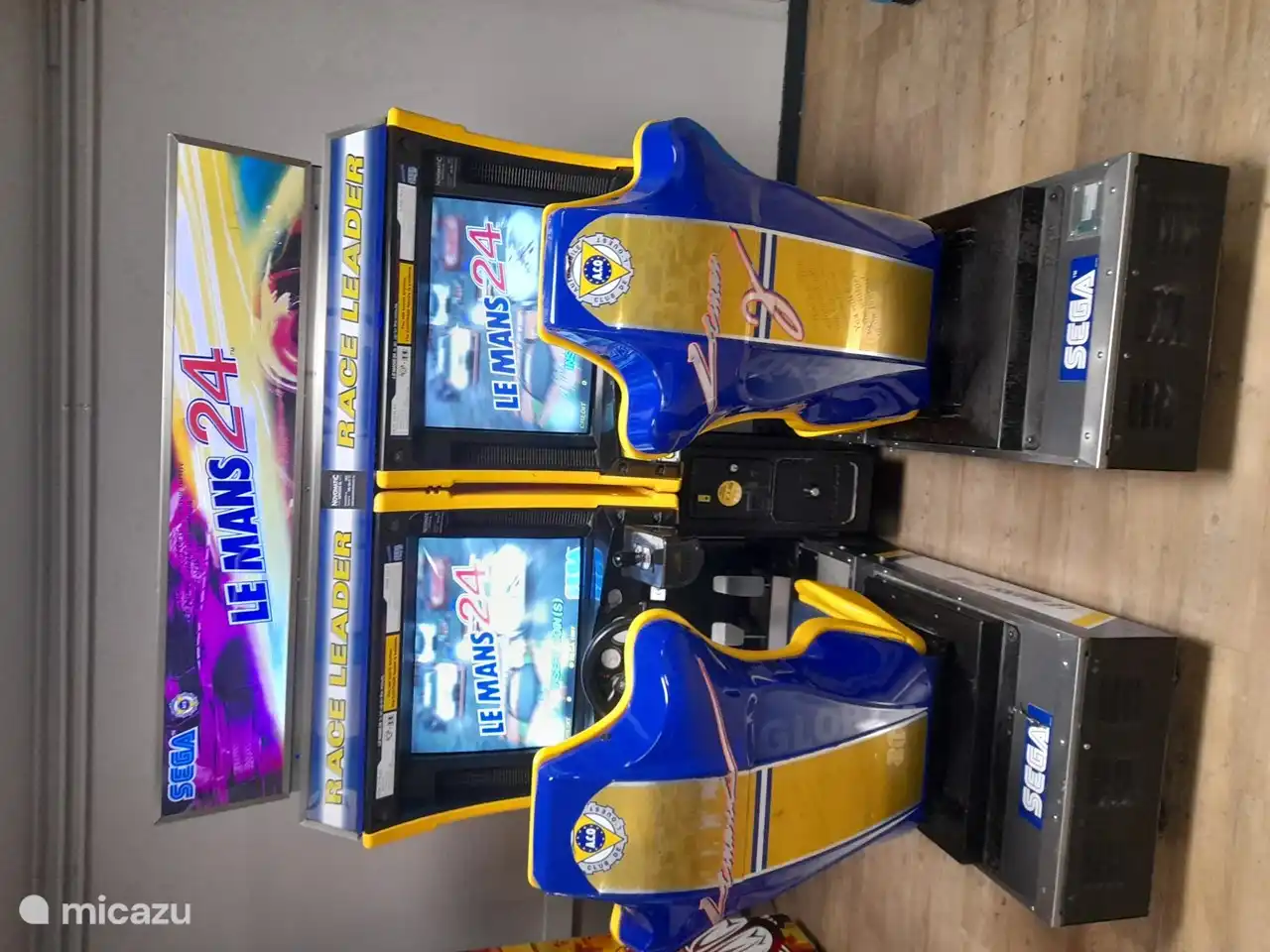 El parque tiene una arcada con varios atributos.