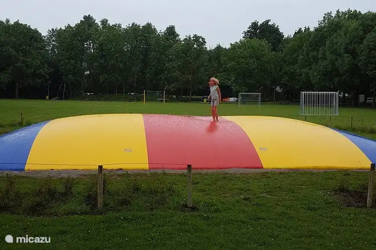 El parque tiene una arcada con varios atributos.