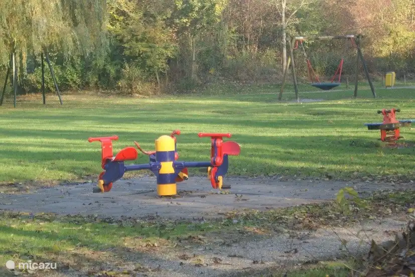 El parque tiene una arcada con varios atributos.