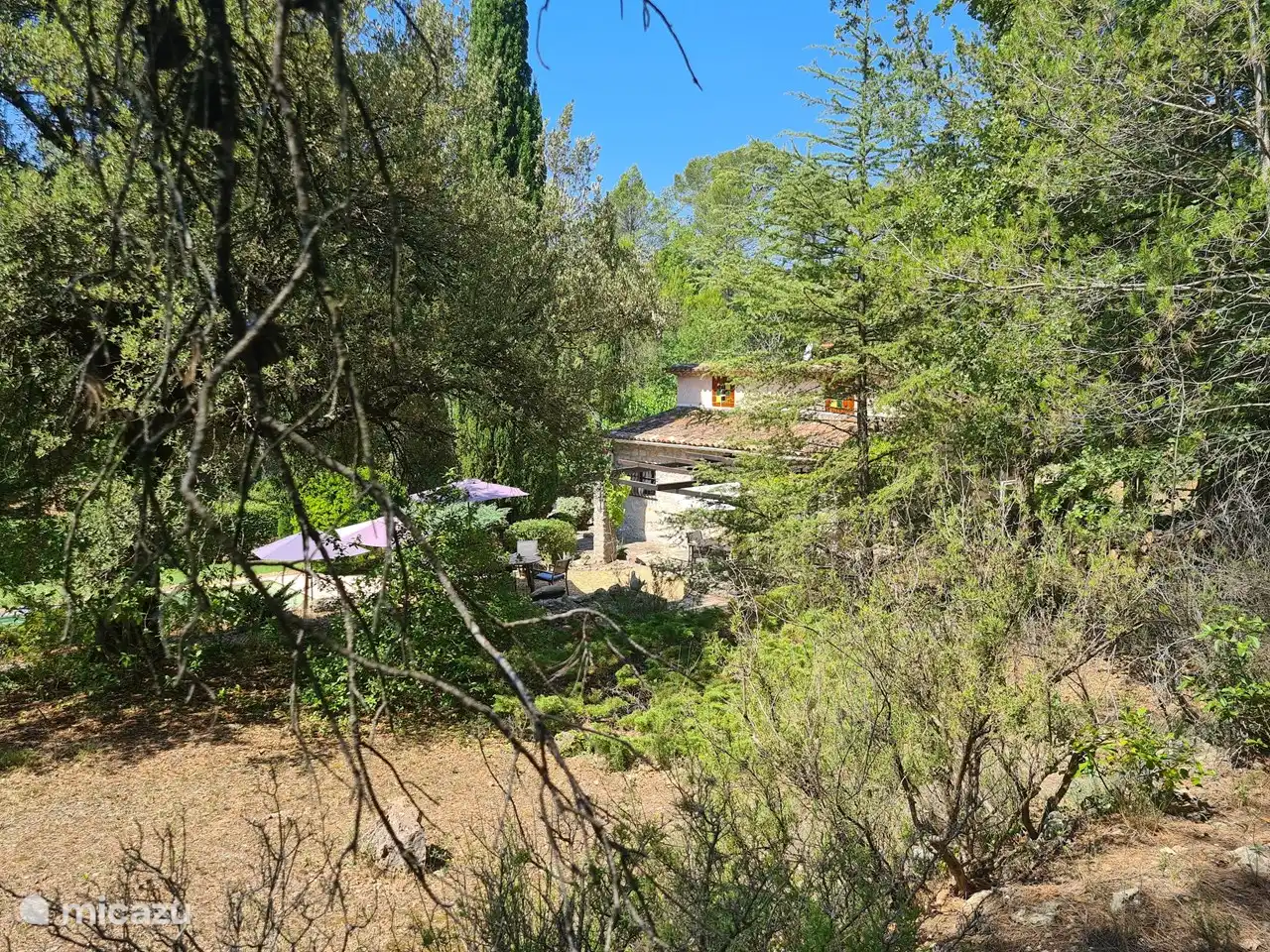 Du chemin qui passe au-dessus de la maison