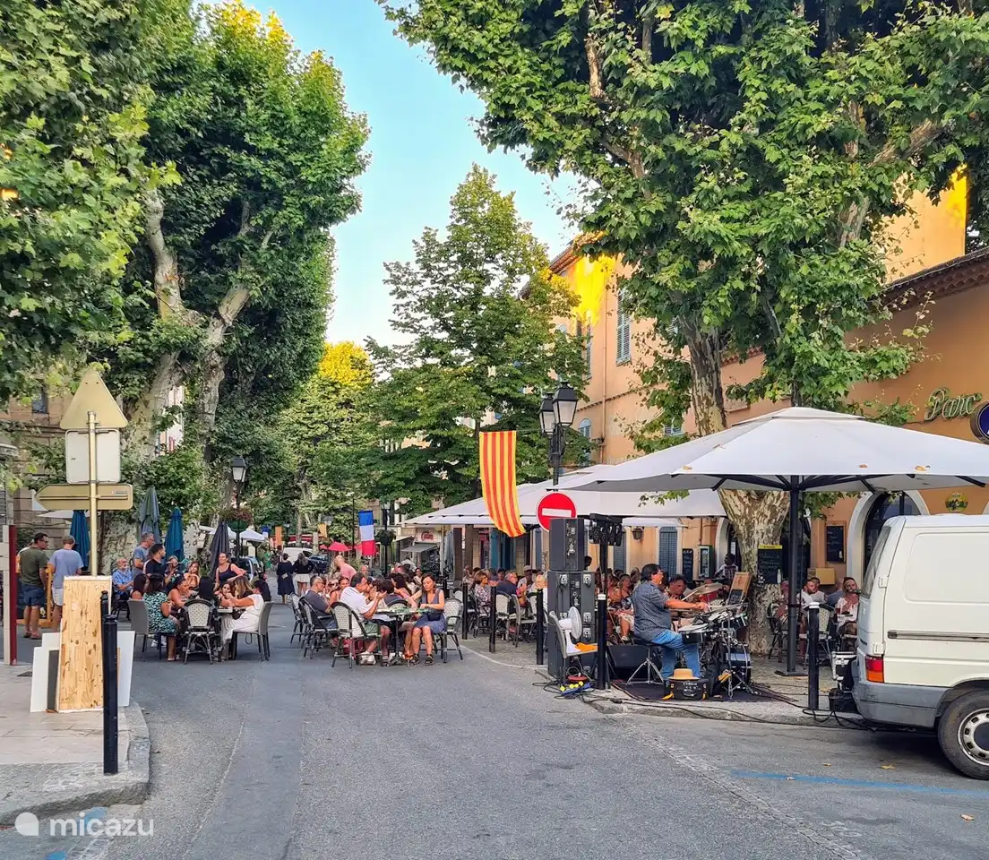 Beaucoup de plaisir dans le village