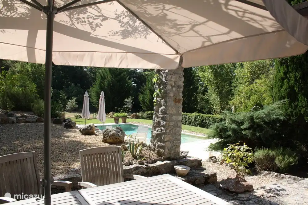 Vue de la terrasse sur la piscine