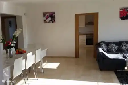 Vakantiehuis Spanje, Costa Blanca, Aspe villa Vakantiehuis Aspe Alicante ruime living met grote tafel en veel stoelen