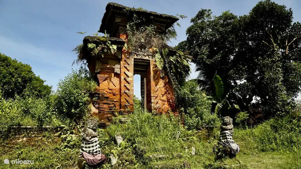 Tempeltor im Zerfall.