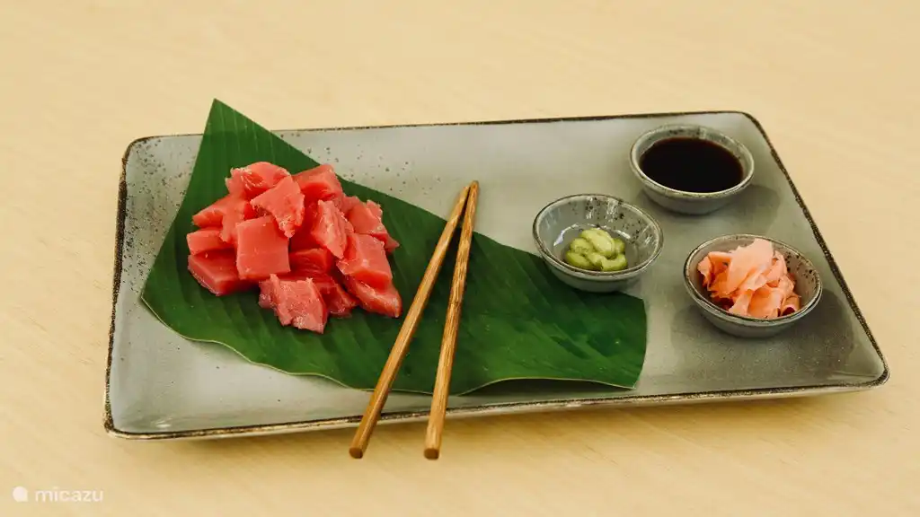 Das Personal bereitet Ihnen auf Anfrage ein leckeres Thunfisch-Sashimi zu.