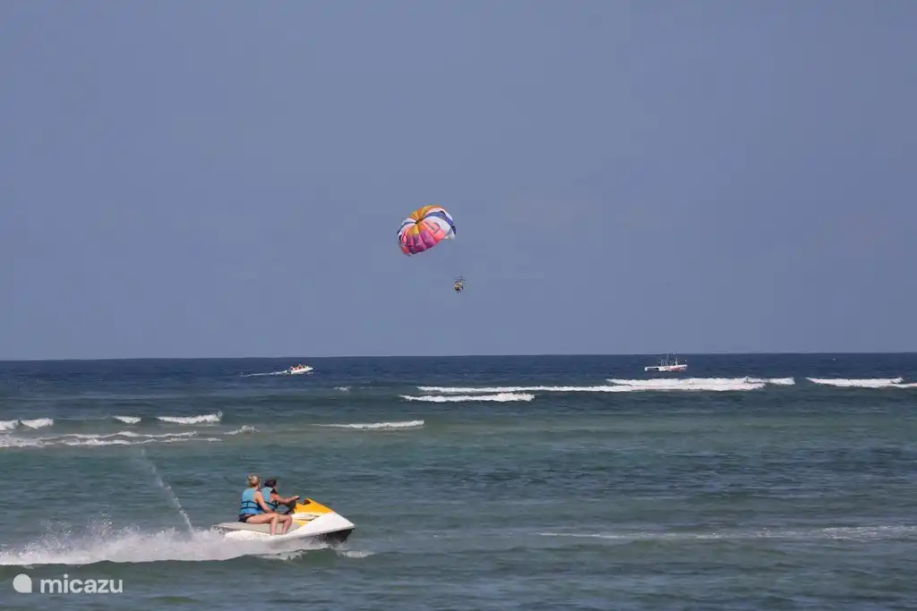 Ich wollte schon immer einmal segeln, jetzt ist der Strand von Sanur nur 30 Minuten von der Villa entfernt.