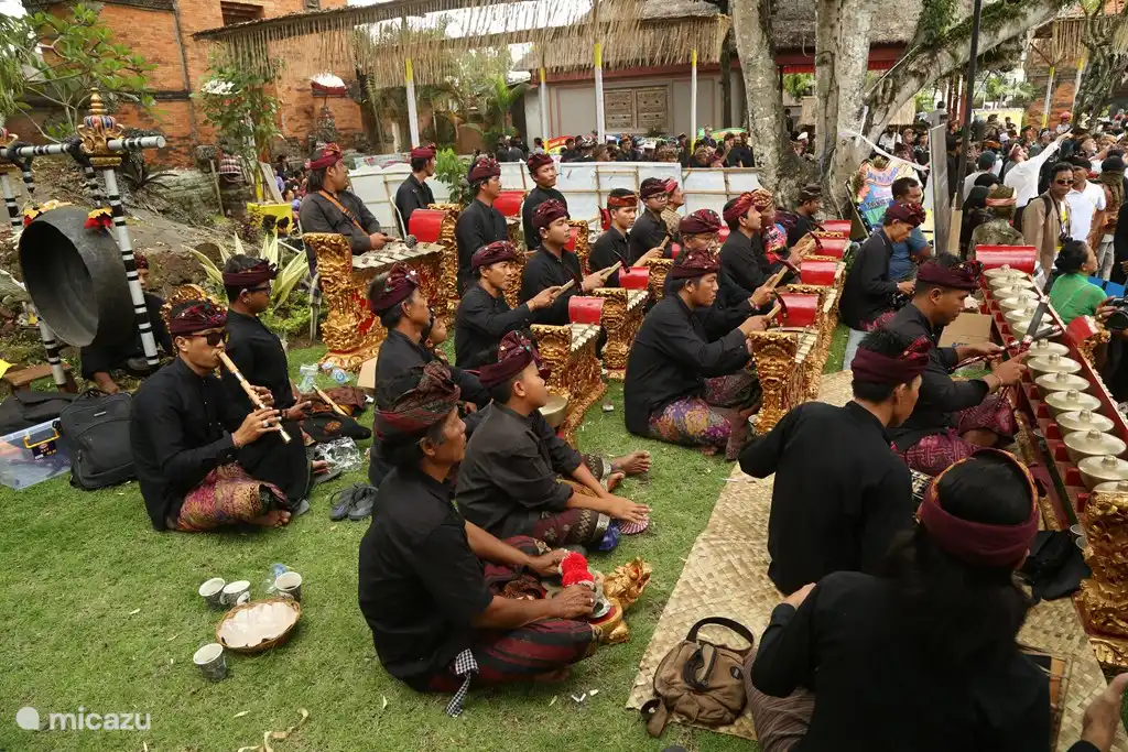 Das Gamelanorchester sorgt für die musikalische Begleitung.