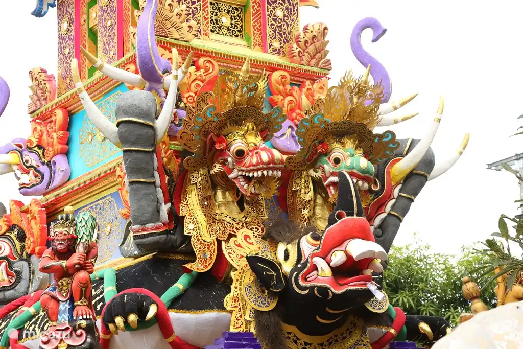 Die Dekorationen und Ornamente sind bunt und mit großer Sorgfalt hergestellt.