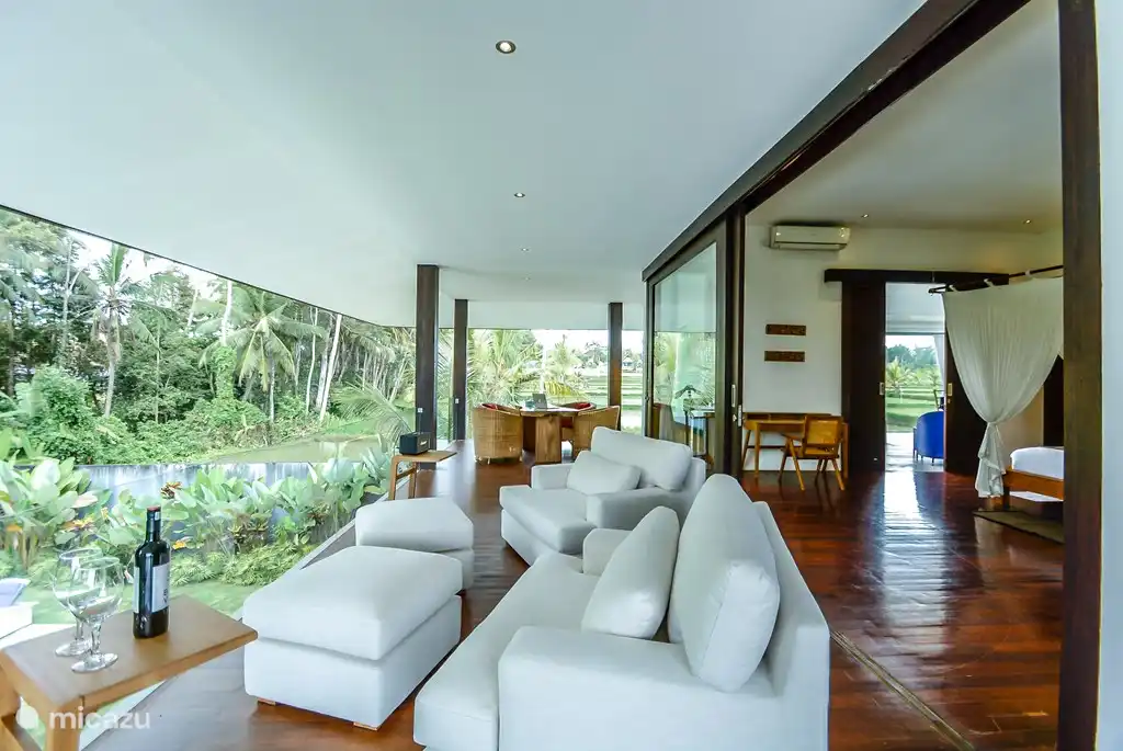 Balkon mit Teakholzboden und luxuriösen Sesseln