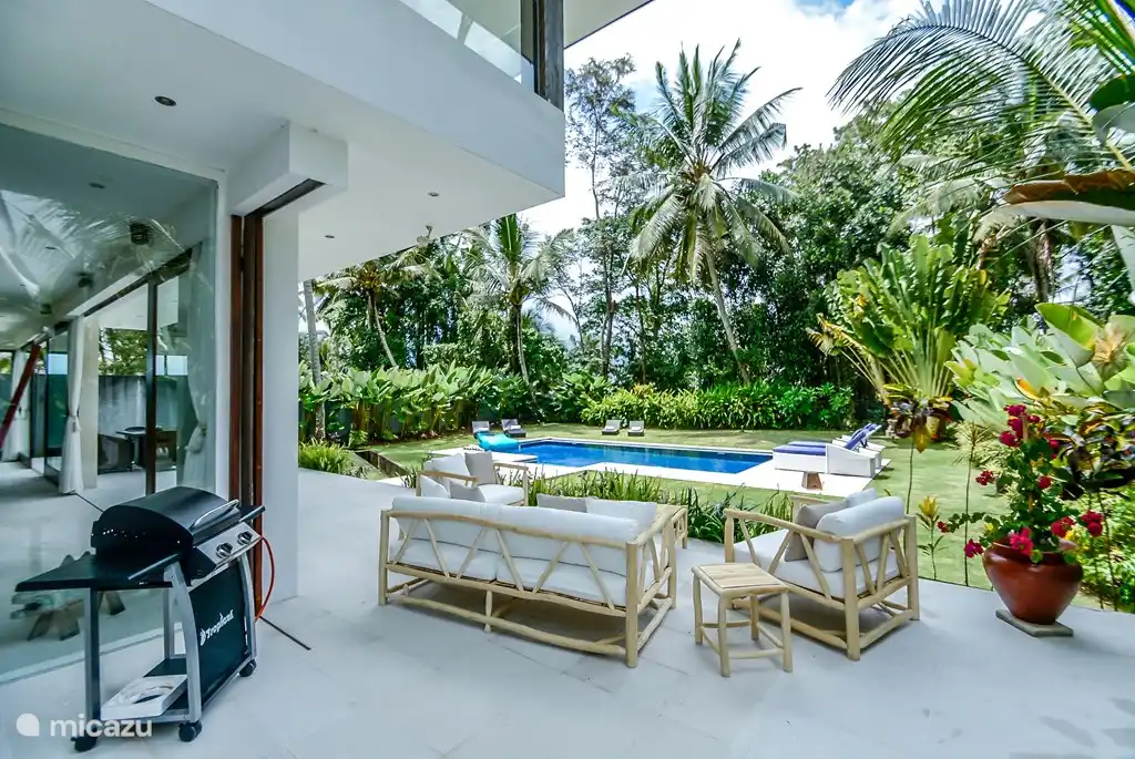 Terrasse mit luxuriöser Sitzecke und BQ