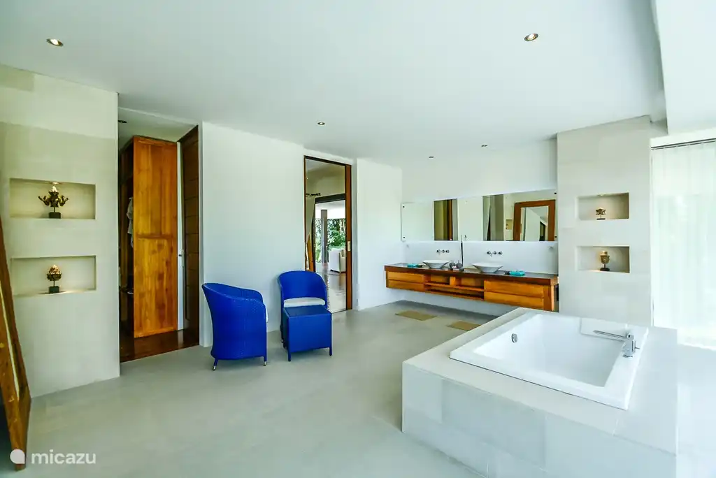 Großes Badezimmer mit begehbarer Garderobe.