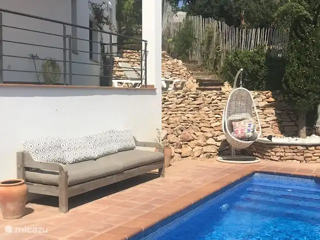 Casa Sa Riera en España, Costa Brava, Begur - villa ¿Quién se sentará en la silla colgante junto a la piscina para soñar con un buen libro?