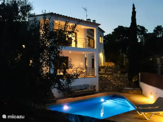 Casa Sa Riera en España, Costa Brava, Begur - villa Nadar a la luz de la luna es maravilloso con la iluminación ambiental en los balcones y las diversas terrazas alrededor de la villa.