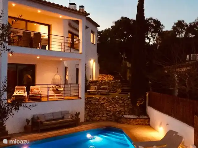 Casa Sa Riera en España, Costa Brava, Begur - villa Iluminación ambiental alrededor de la casa para hermosas tardes de verano...