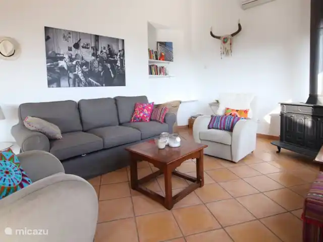 Casa Sa Riera en España, Costa Brava, Begur - villa Salón con sofá cama de 3 plazas, 2 sillones relax y la acogedora estufa de leña.
