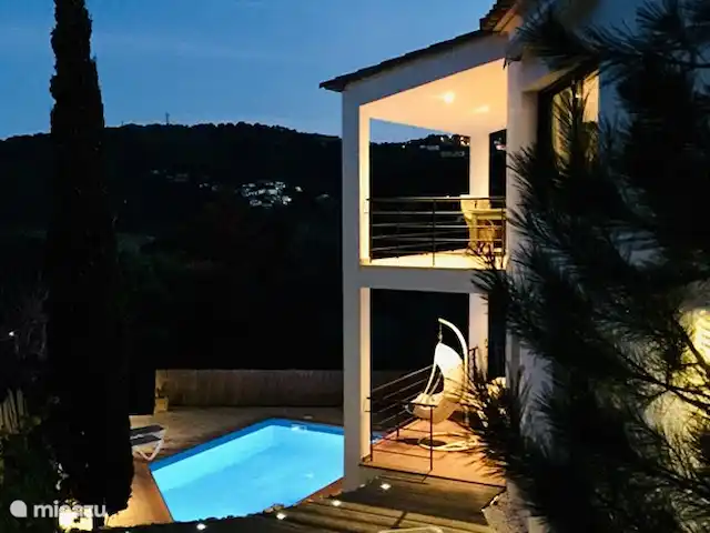 Casa Sa Riera en España, Costa Brava, Begur - villa La villa de vacaciones también ofrece mucho ambiente por la noche con la iluminación exterior en las distintas terrazas y la piscina iluminada.