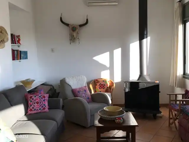 Casa Sa Riera en España, Costa Brava, Begur - villa Hermoso techo alto en la sala de estar con cocina abierta.