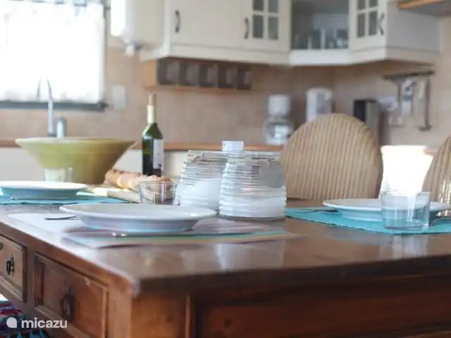 Casa Sa Riera en España, Costa Brava, Begur - villa La mesa del desayuno en la cocina abierta está puesta. Disfrute de su comida...