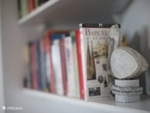 Casa Sa Riera en España, Costa Brava, Begur - villa ¿Olvidaste tu libro? Nuestro librero está lleno de literatura navideña y varias revistas. ¡Siéntase libre de agregar sus propios libros favoritos!