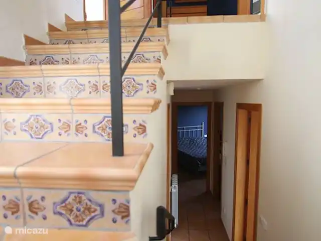 Casa Sa Riera en España, Costa Brava, Begur - villa La típica escalera española de ladrillo a los dormitorios.