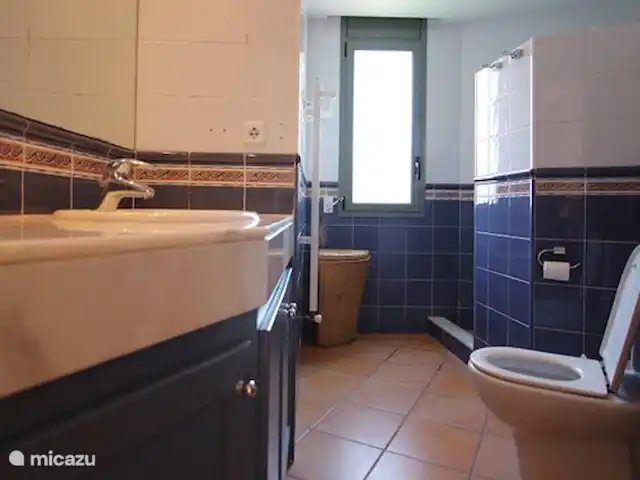 Casa Sa Riera en España, Costa Brava, Begur - villa Cómodo cuarto de baño con ducha muy amplia, inodoro y lavabo.