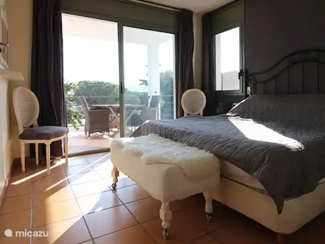 Casa Sa Riera en España, Costa Brava, Begur - villa Dormitorio 1 con 2 personas y gran puerta corredera a la terraza directamente en la piscina.