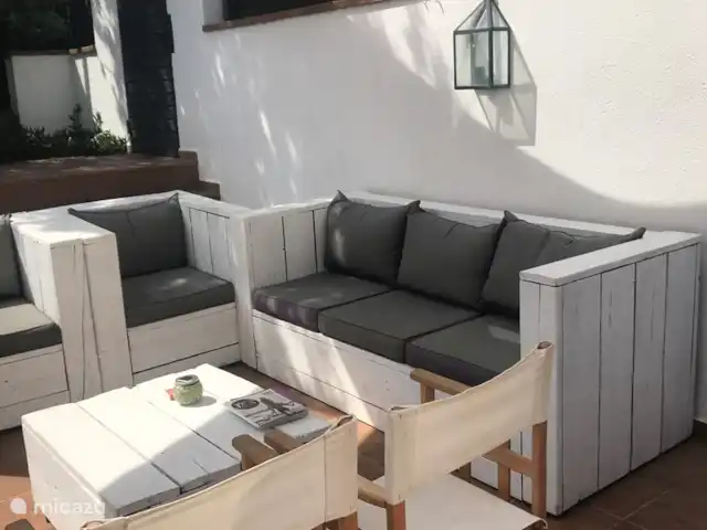Casa Sa Riera en España, Costa Brava, Begur - villa Descansar a la sombra o al sol en el patio en el salón de madera con un delicioso cóctel.