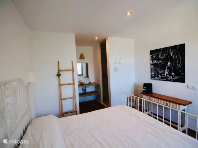 Casa Sa Riera en España, Costa Brava, Begur - villa La cabaña o el 3er dormitorio es casi un apartamento que reformamos en 2014. Una gran cama doble, armario, nevera, cafetera, ducha de lluvia, lavabo, baño privado y, por supuesto, tu propia terraza.