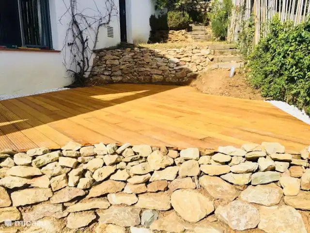 Casa Sa Riera en España, Costa Brava, Begur - villa En las diversas terrazas de madera dura, siempre puede disfrutar del sol o la sombra en su propia tumbona.