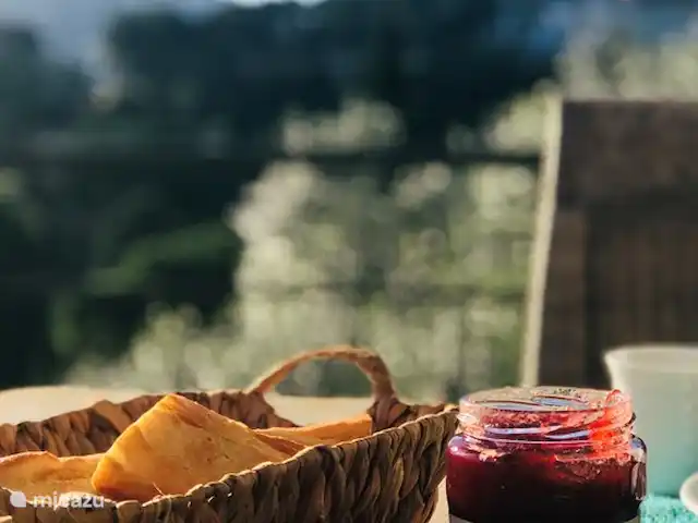 Casa Sa Riera en España, Costa Brava, Begur - villa Desayuno en el balcón.