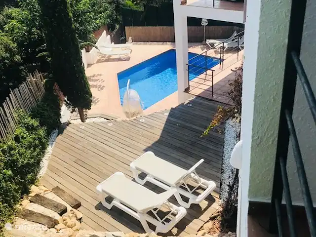 Casa Sa Riera en España, Costa Brava, Begur - villa Vista desde la terraza kabaja sobre las diferentes mesetas y la hermosa y espaciosa piscina privada.