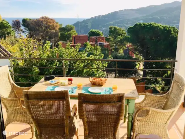 Casa Sa Riera en España, Costa Brava, Begur - villa Disfrute de la hermosa vista y del sol de la mañana en el balcón de la cocina/sala de estar abierta con una taza de café y un periódico...