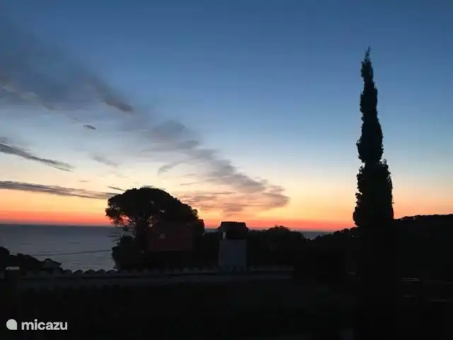 Casa Sa Riera en España, Costa Brava, Begur - villa Cuando te levantas temprano y te sientas en el balcón de la villa de vacaciones, puedes ver salir el sol; un hermoso espectáculo y bien vale la pena.