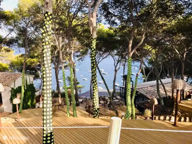 Casa Sa Riera en España, Costa Brava, Begur - villa La terraza más bonita de España es Vintage y se esconde cerca de Cap Sa Sal...