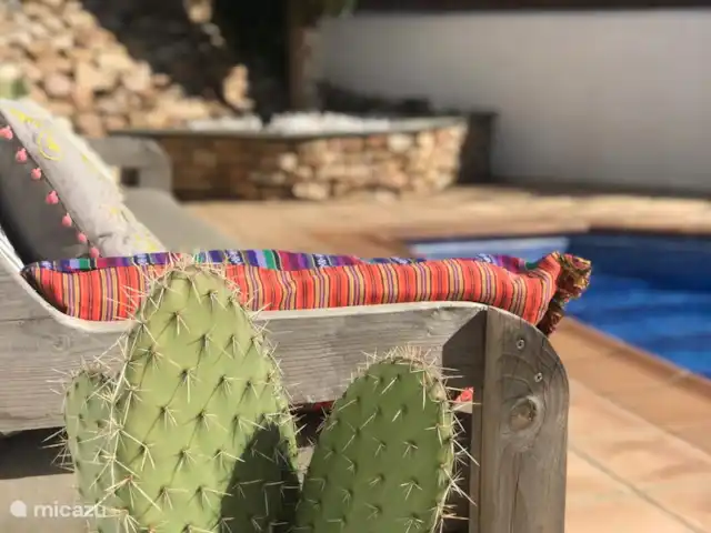 Casa Sa Riera en España, Costa Brava, Begur - villa El gran banco de madera en la piscina.