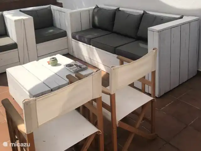 Casa Sa Riera en España, Costa Brava, Begur - villa Descansar a la sombra o al sol en el patio en el salón de madera con un sabroso cóctel.