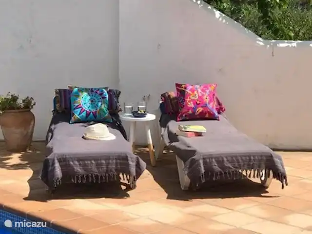 Casa Sa Riera en España, Costa Brava, Begur - villa Cómodas tumbonas junto a la piscina. En total tienes acceso a 6 tumbonas; Salvavidas, ¿soy marrón todavía?