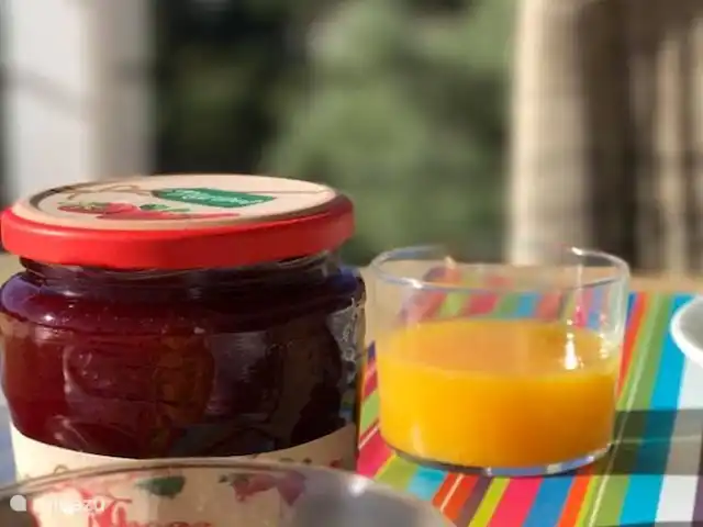 Casa Sa Riera en España, Costa Brava, Begur - villa Disfruta de una tostada de mermelada de fresa y zumo de naranja natural en la terraza...
