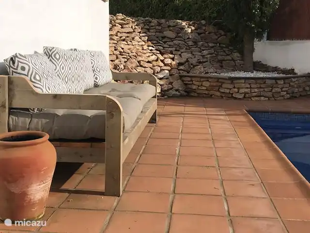 Casa Sa Riera en España, Costa Brava, Begur - villa Bien en el sofá de Ibiza viendo a los niños en la piscina.