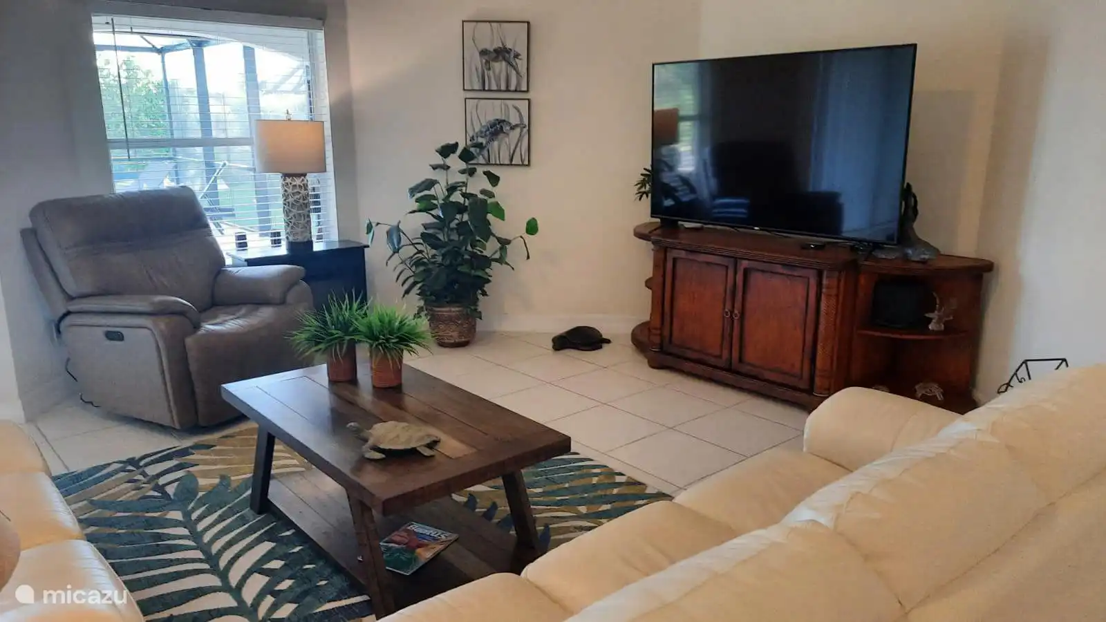 Wohnzimmer mit 75 Zoll TV