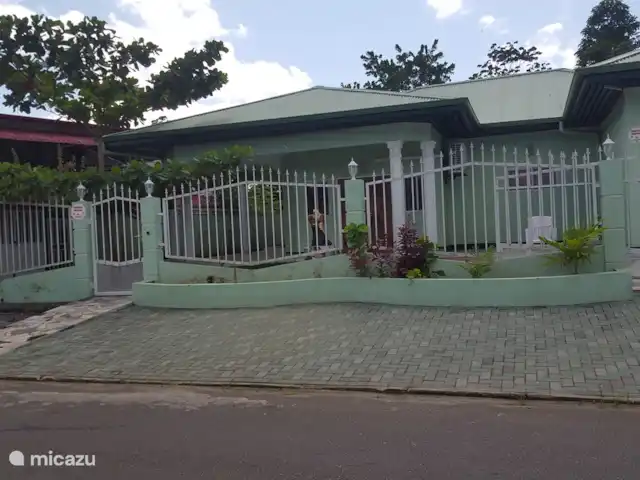 Location de Vacances Suriname, Paramaribo, Paramaribo, bungalow - Mi Dren Mi Dren, (My Dream) vue de face avec bac à fleurs