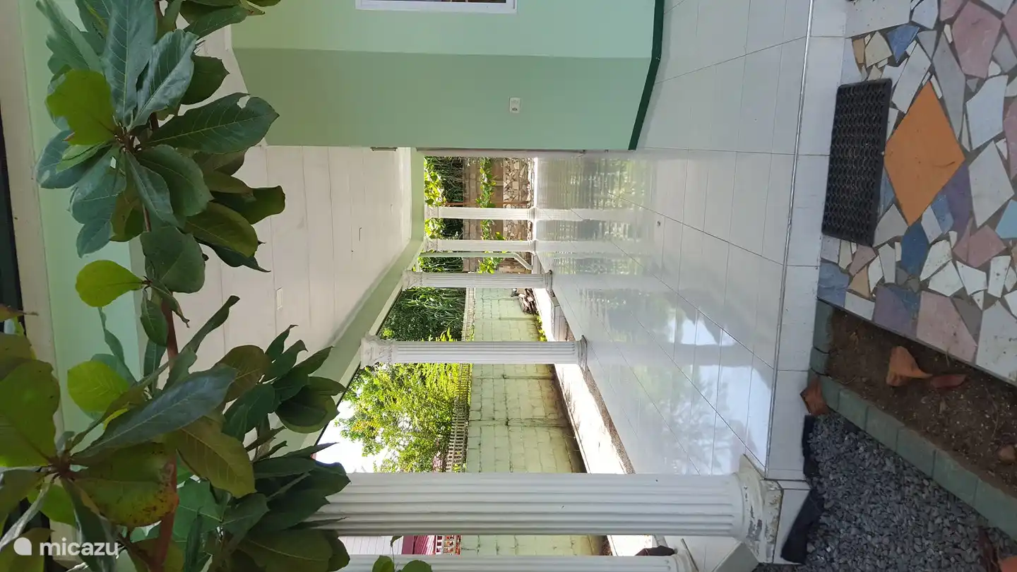 Amplia terraza alrededor