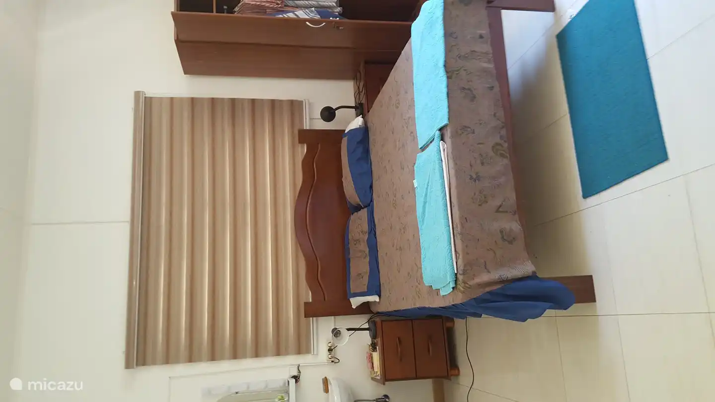 Dormitorio principal con cama doble, disponible para alquilar a partir de 2 personas