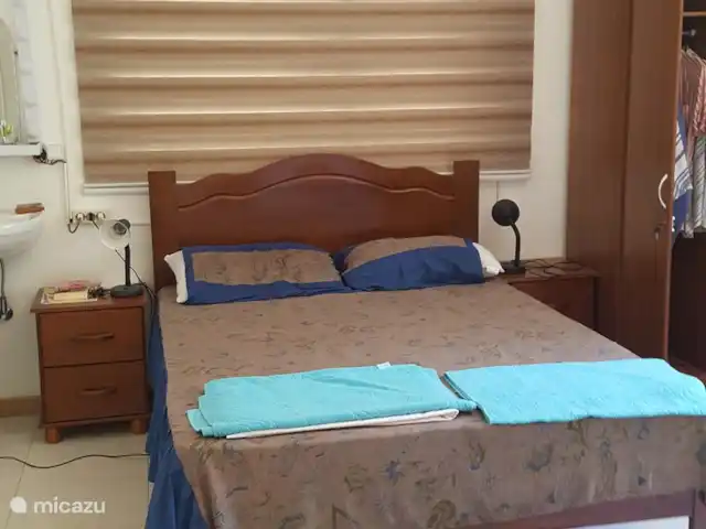 Location de Vacances Suriname, Paramaribo, Paramaribo, bungalow - Mi Dren Chambre parentale avec un lit double, disponible à la location à partir de 2 personnes