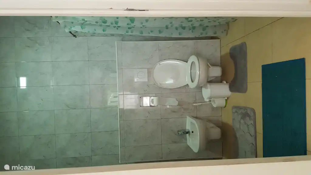 Aseo con bidet en dormitorio principal, disponible en alquiler a partir de 2 personas