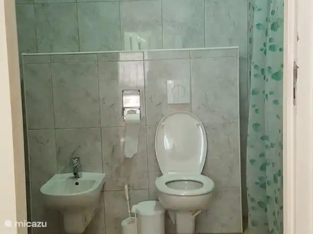 Location de Vacances Suriname, Paramaribo, Paramaribo, bungalow - Mi Dren Toilette avec bidet dans la chambre principale, disponible à la location à partir de 2 personnes